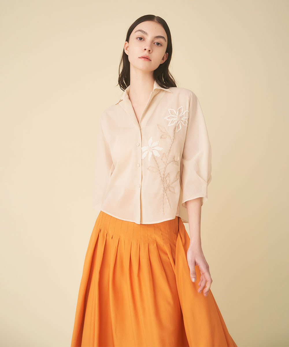 Sand color flower embroidery blouse x tuck skirt