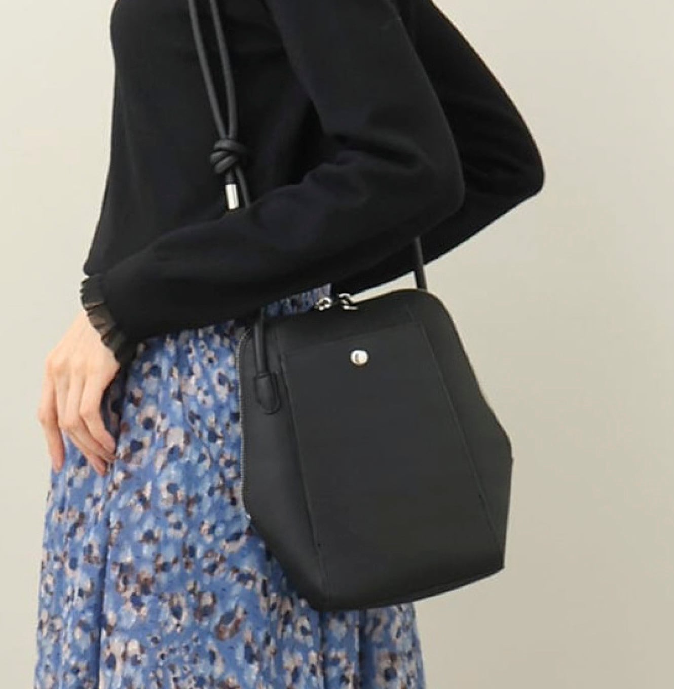 MK MICHEL KLEIN BAG 型押しコクーンシルエットショルダーバッグ