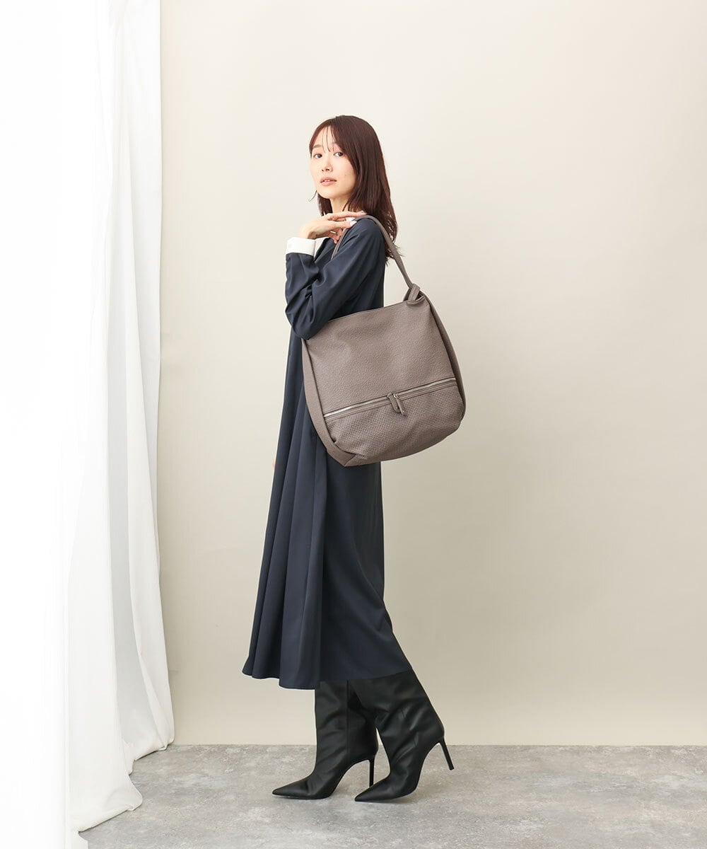 BKCAA26165 MK MICHEL KLEIN BAG(MK ミッシェルクラン バッグ) [2WAY/A4サイズ対応]パンチングデザイン変形トートバッグ ライトブルー