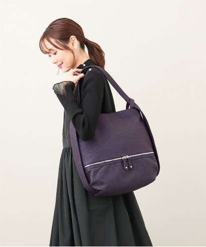 BKCAA26165 MK MICHEL KLEIN BAG [2WAY/A4サイズ対応]パンチングデザイン変形トートバッグ