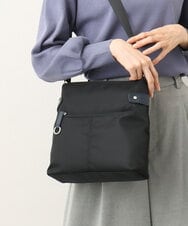 BKRAA90140 MK MICHEL KLEIN BAG(MK ミッシェルクラン バッグ) [撥水/500g以下の軽量]アクセントレザースクエアショルダーバッグ ブラック×ネイビー