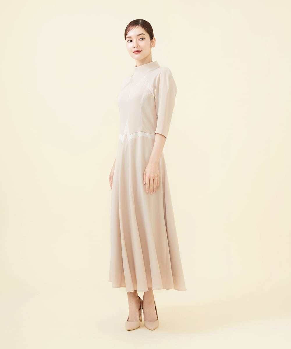 GBEAB06800 Sybilla(シビラ)  【SMART DRESS】サテンカットワークドレス ベージュ